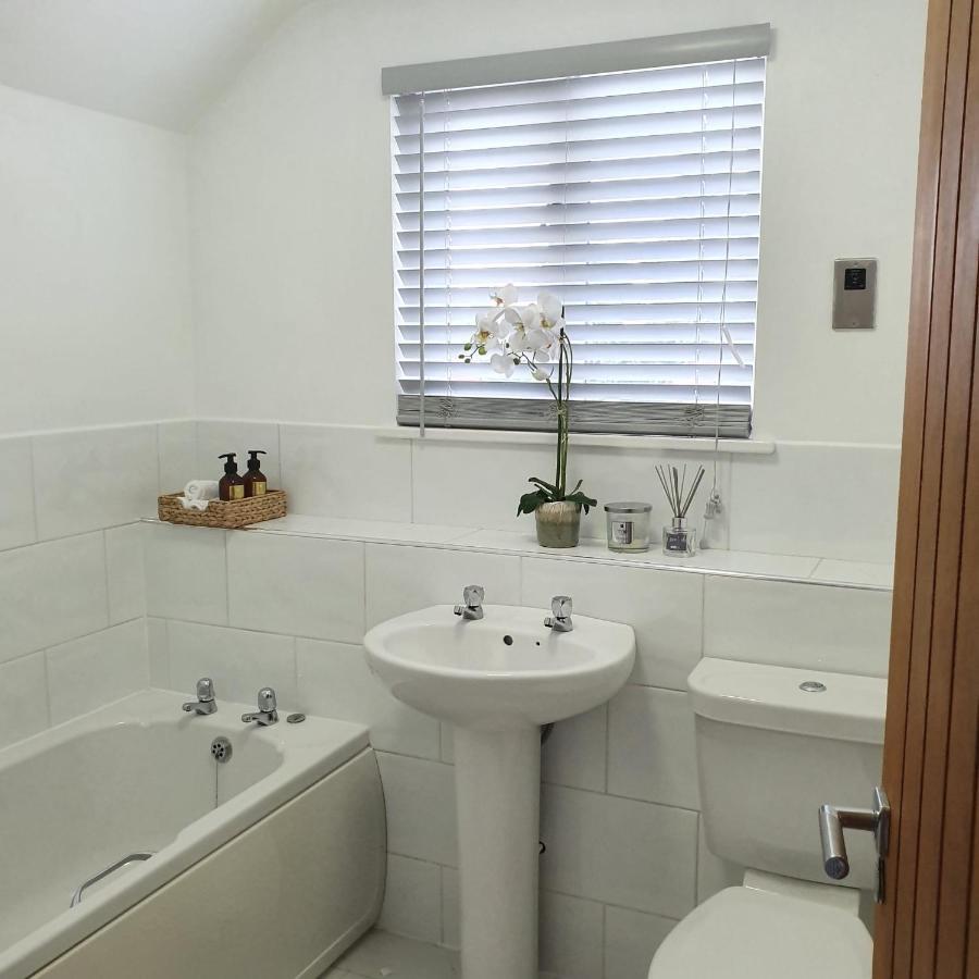 Spacious Beautiful And Warm Cottage With Parking Chelmsford Extérieur photo
